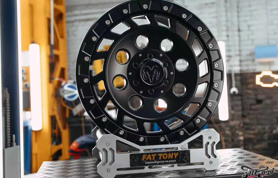 Кованые диски с бедлоками для RAM 1500 и фирменный шиномонтаж на стендах Hunter